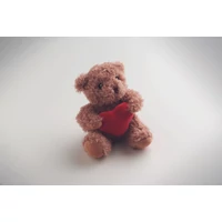 Kép 4/4 - CUDDLE Plüss mackó szívvel, piros
